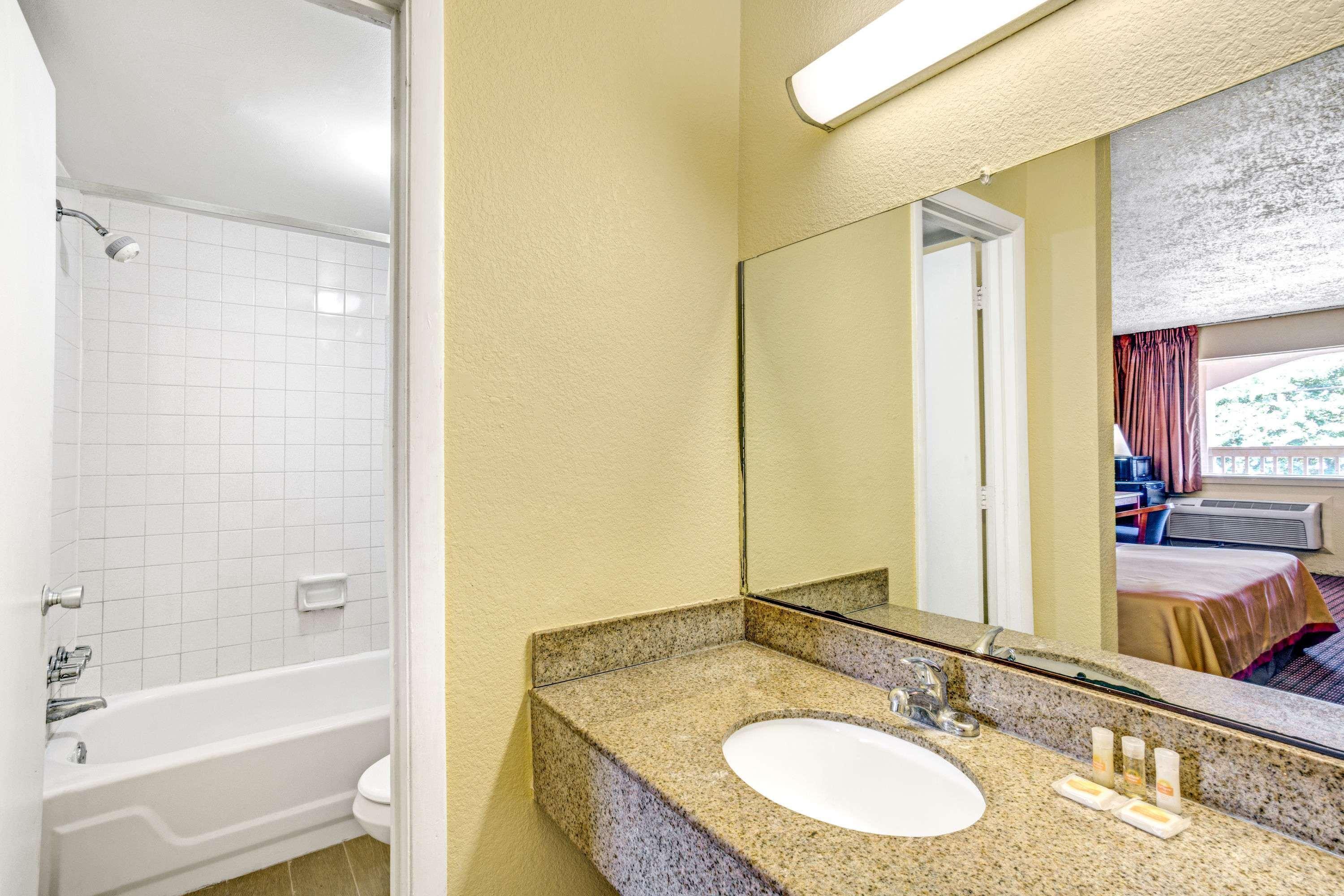 Days Inn By Wyndham Chesapeake Exteriör bild